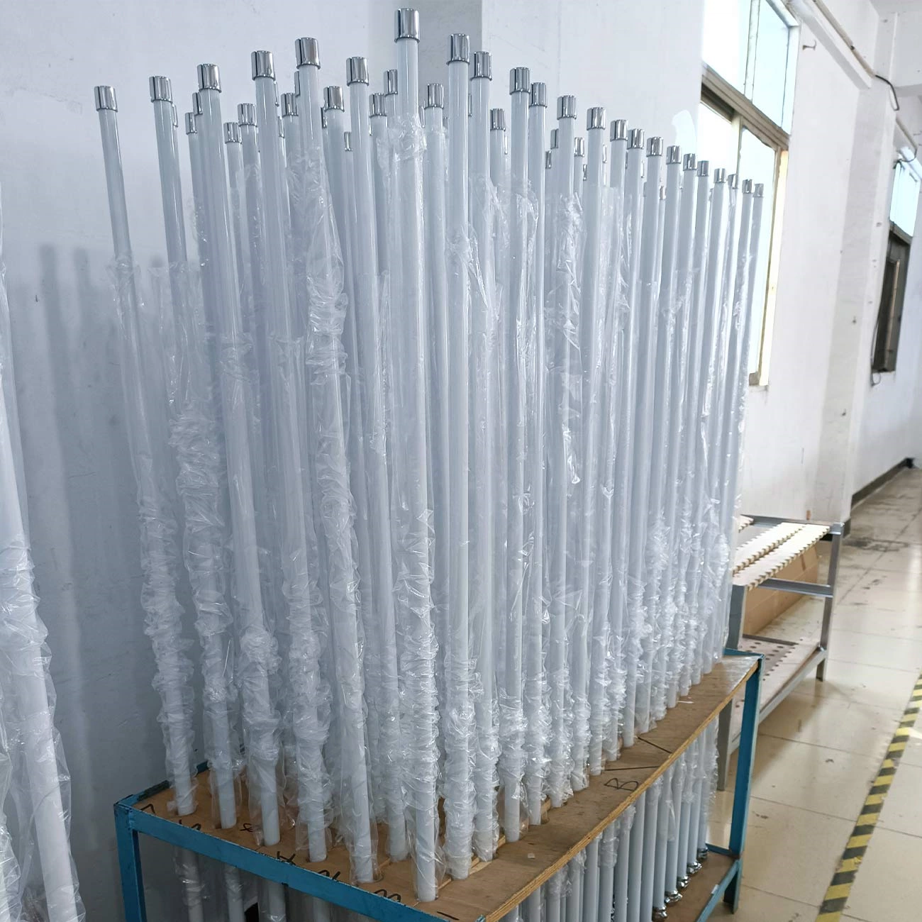 UHF 370-430mhz Antenna 1.7m Fiberglass Base Station Antenna With So239 Connector