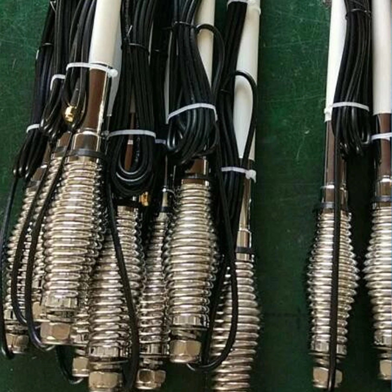 698-2700MHz 4G Heavy Duty Antenna for Off-Road Mobile Car Radio with 50 Ohm Impedance Spring Fiberglass Whip