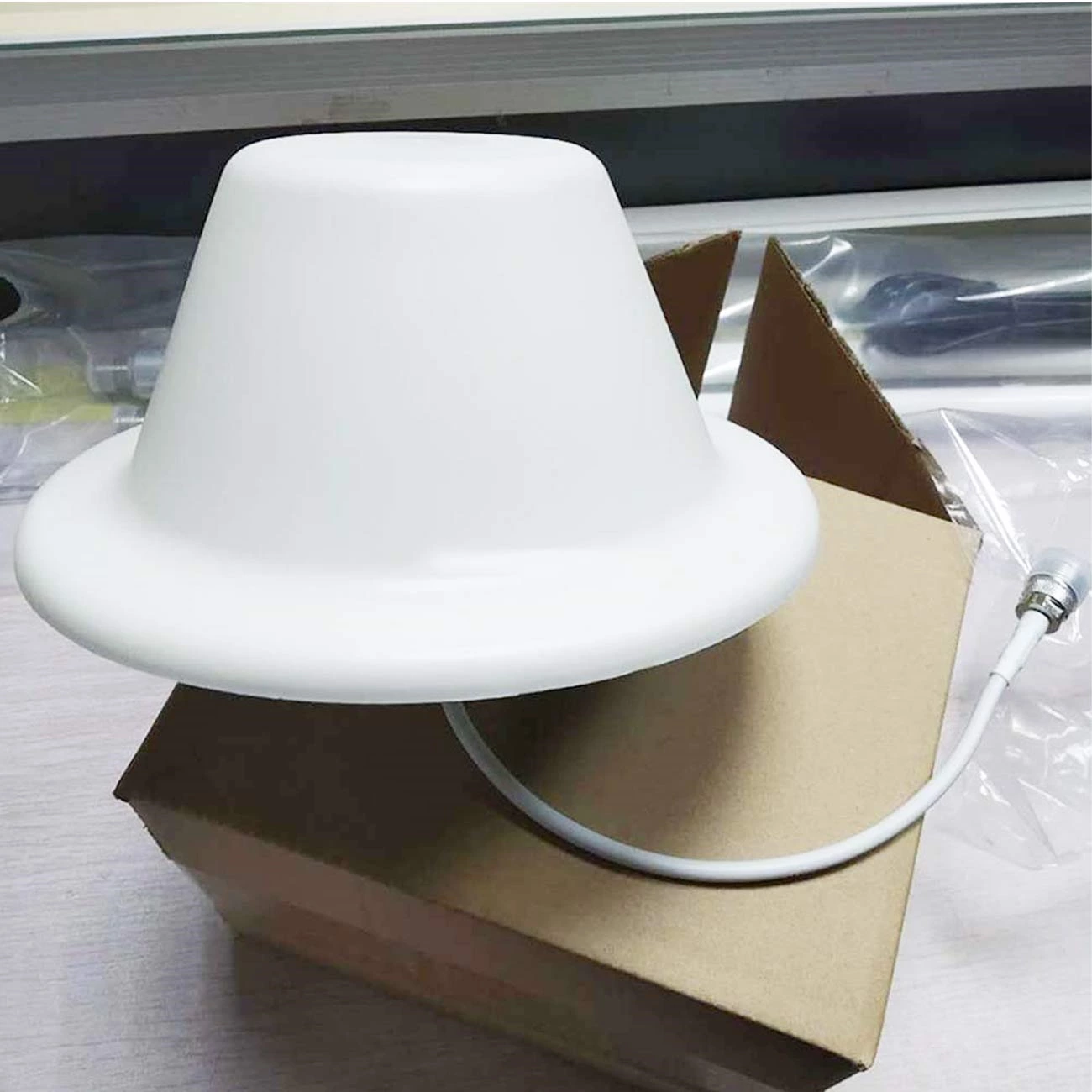 Ceiling Antenna 4G LTE 698-2700MHz 4G 5G Antenna 3.5dBi Omni Promotes IoT Application Industries