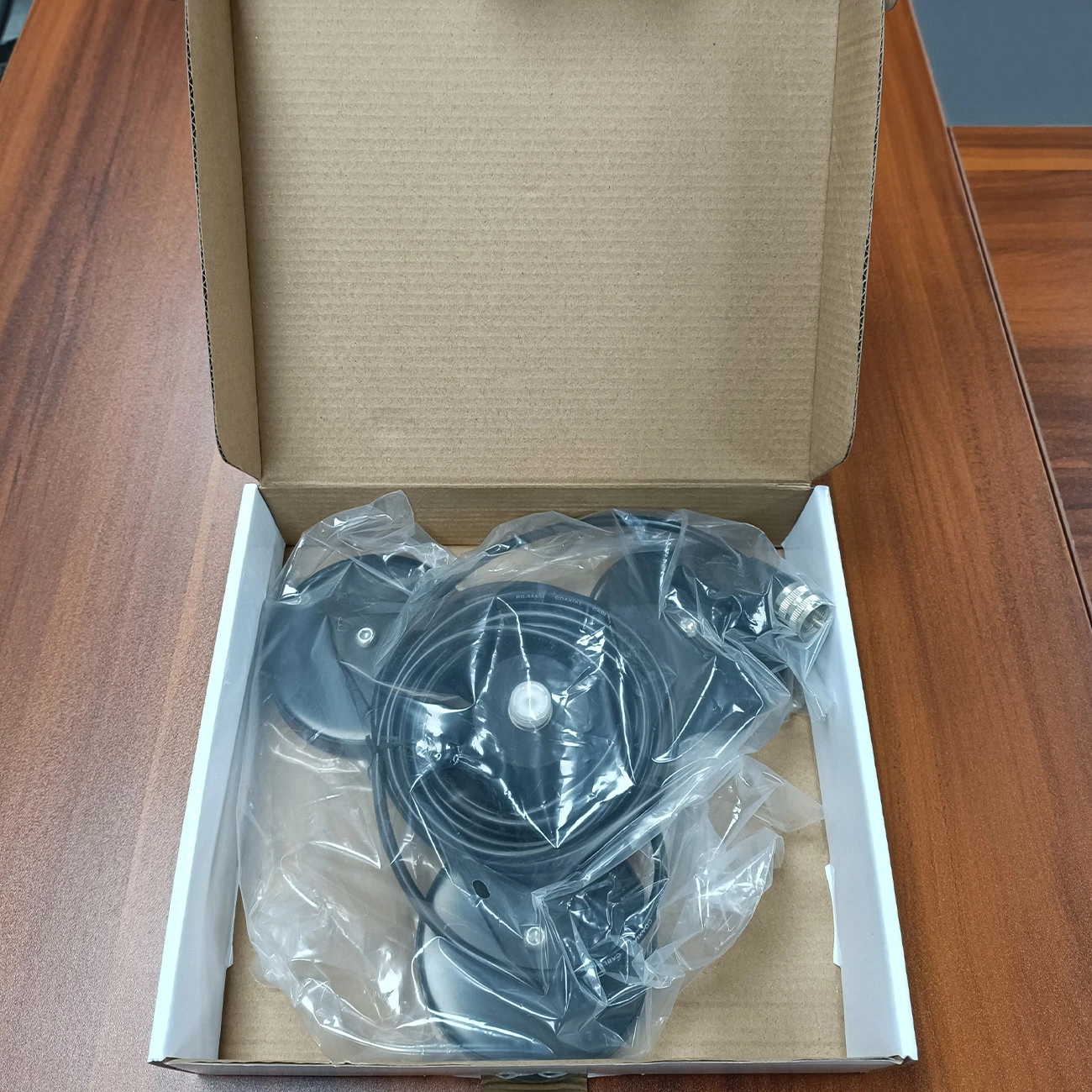 Magnetic Mounting Mobile Antenna with Strong Magnet Base for Optimal Communication