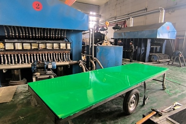 Molding UHMWPE powder into boards